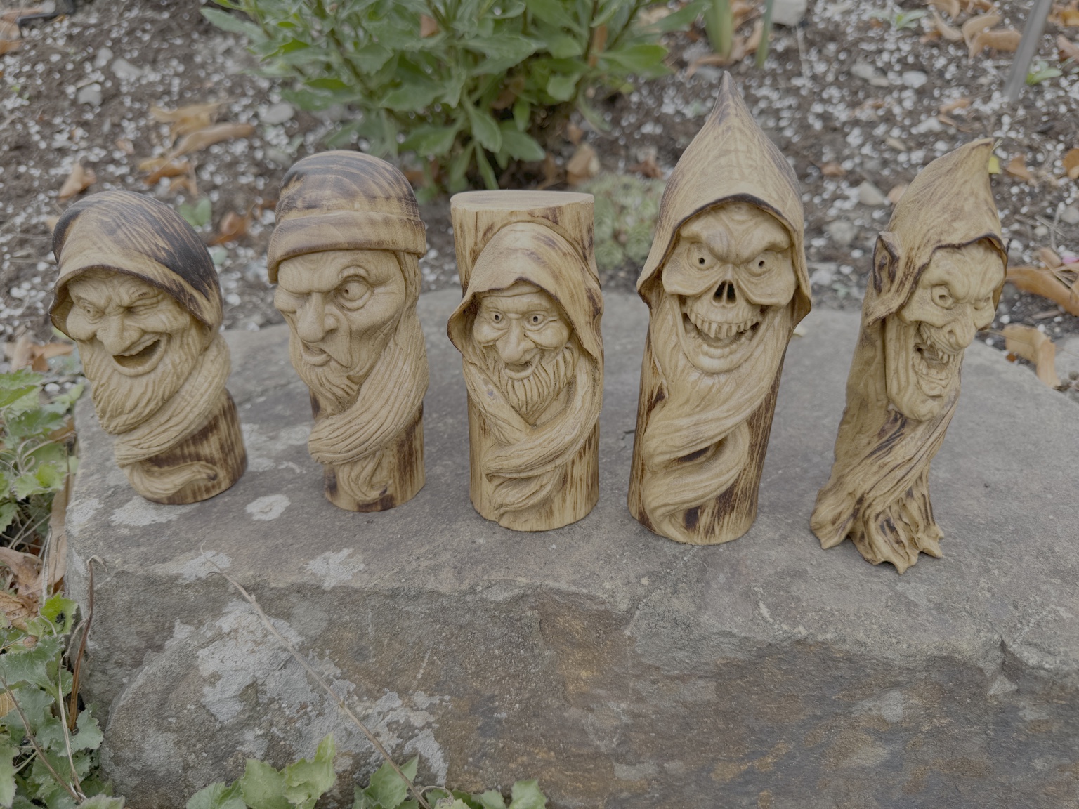 Handgearbeitete Holzfiguren aus der Werkstatt von Blesers Holzwelten