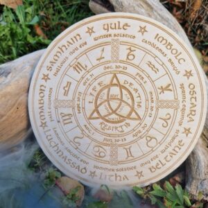 Rad des Jahres aus Holz mit Ständer – Wicca Altar Deko und Sabbatkalender – Produktansicht