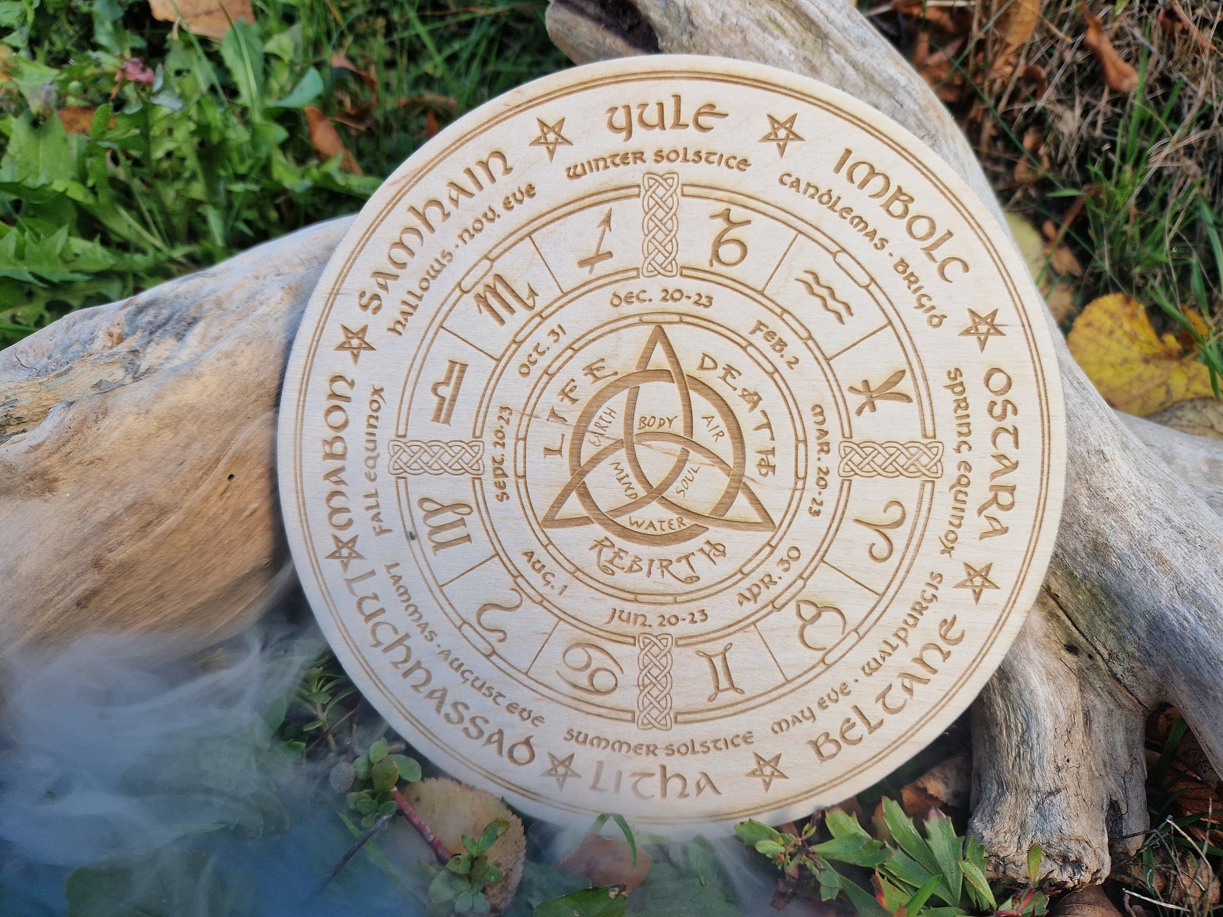 Rad des Jahres aus Holz mit Ständer – Wicca Altar Deko und Sabbatkalender – Produktansicht
