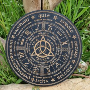 Rad des Jahres aus Holz mit Ständer – Wicca Altar Deko und Sabbatkalender – Produktansicht