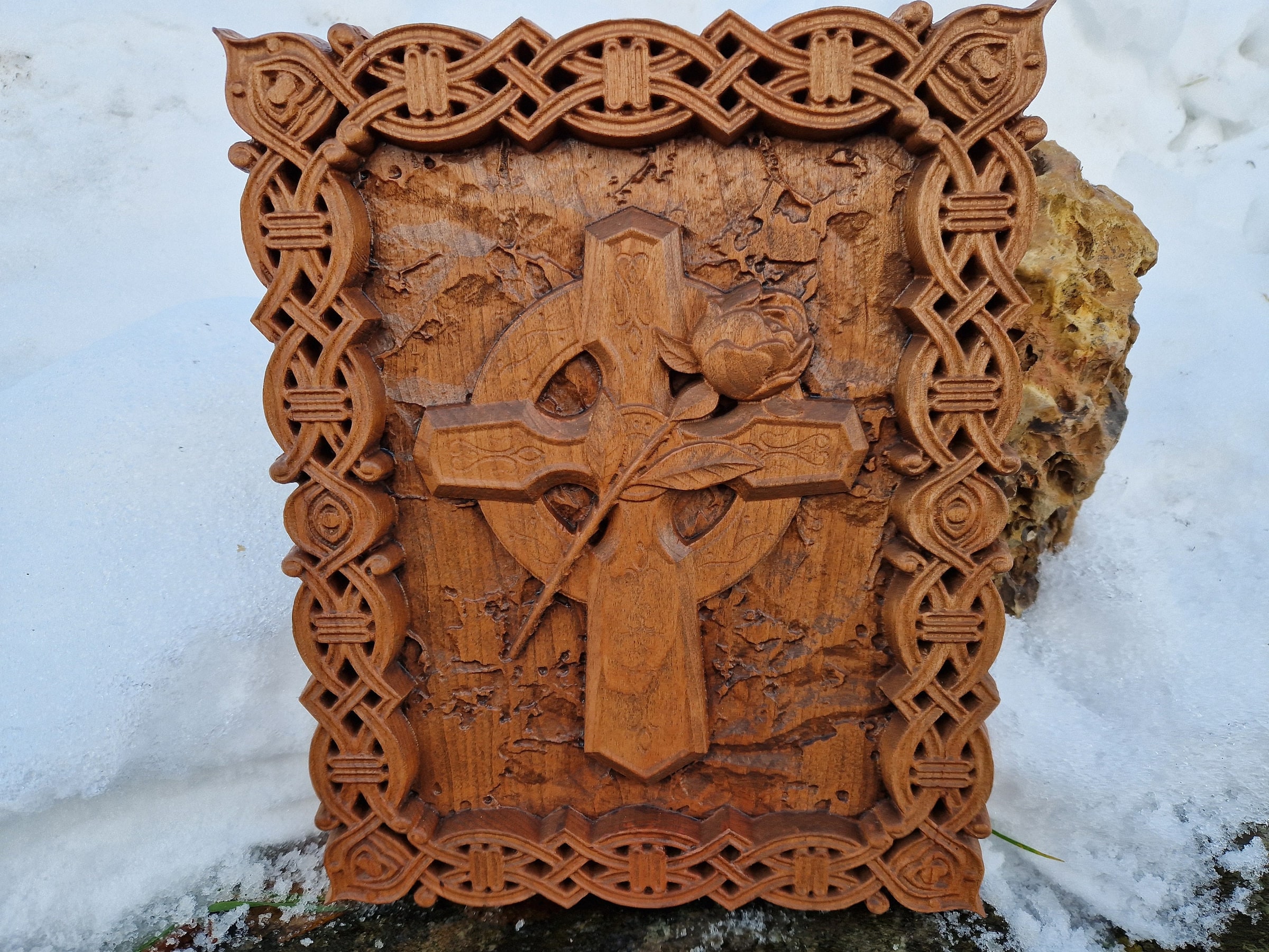 Keltisches Kreuz Wandbild aus Holz – spirituelle Wanddeko – Produktansicht
