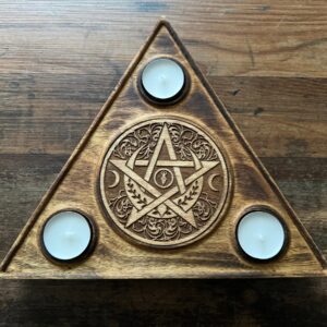 Triple Moon Teelichthalter aus Holz – Wicca Altarlicht mit Pentagramm | Pagan Deko – Produktansicht