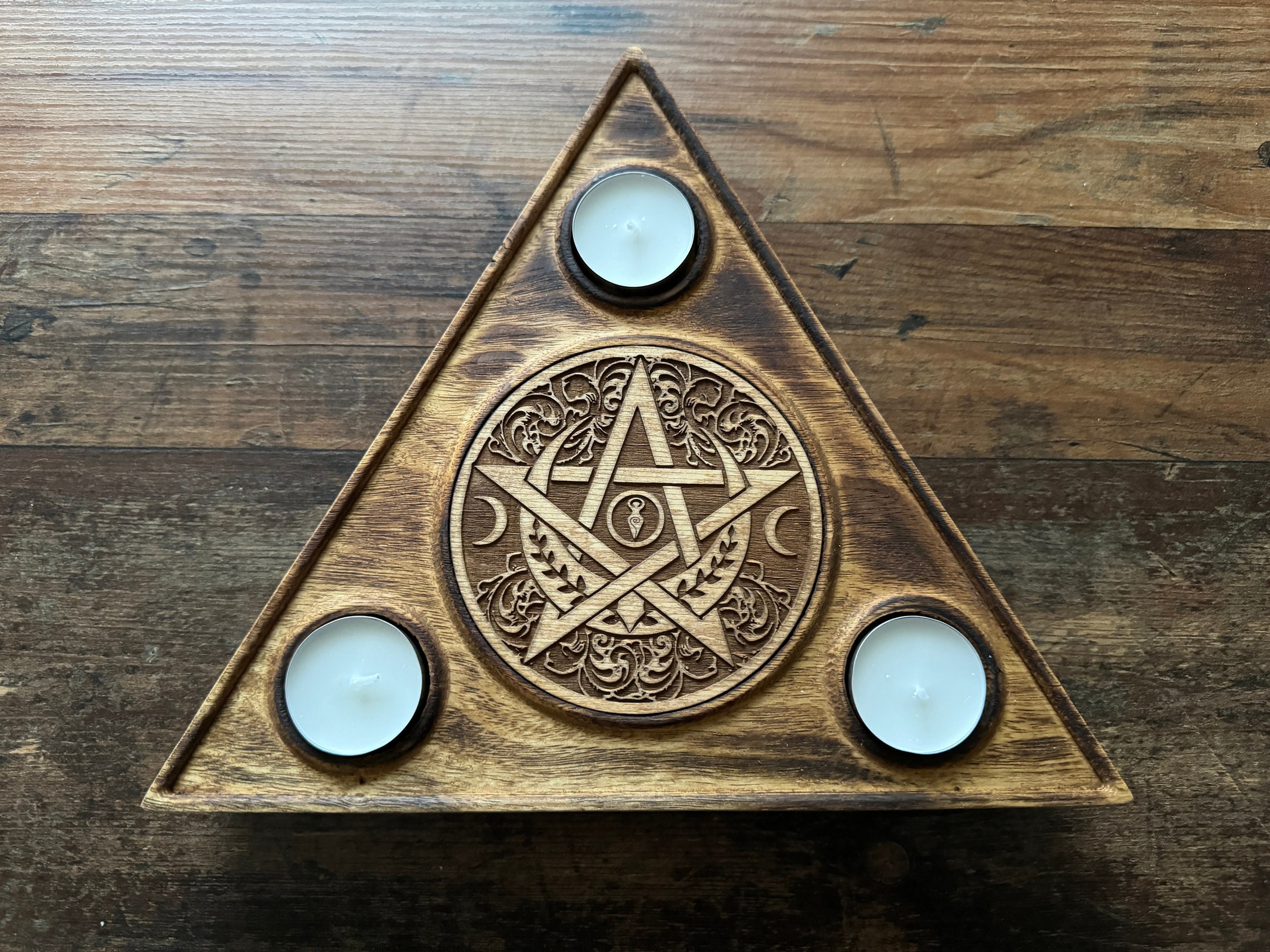 Triple Moon Teelichthalter aus Holz – Wicca Altarlicht mit Pentagramm | Pagan Deko – Produktansicht
