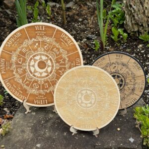 Rad des Jahres aus Holz mit Ständer – Wicca Altar Deko und Sabbatkalender – Produktansicht