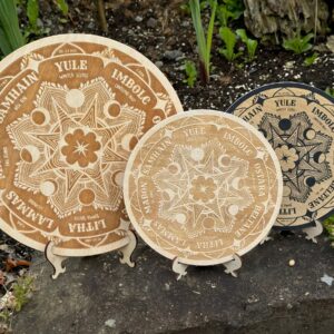 Rad des Jahres aus Holz – Wicca Altar Deko mit Ständer | Wheel of the Year – Produktansicht