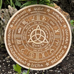 Rad des Jahres aus Holz mit Ständer – Wicca Altar Deko und Sabbatkalender – Produktansicht