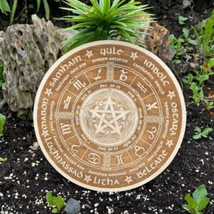 Rad des Jahres aus Holz mit Ständer – Wicca Altar Deko und Sabbatkalender – Produktansicht
