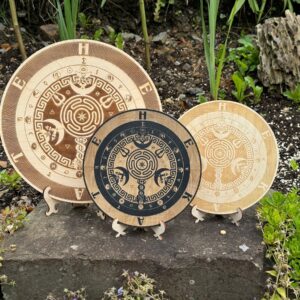 Hekate Rad aus Holz mit Ständer – Altar Deko für Hexenaltar – Produktansicht