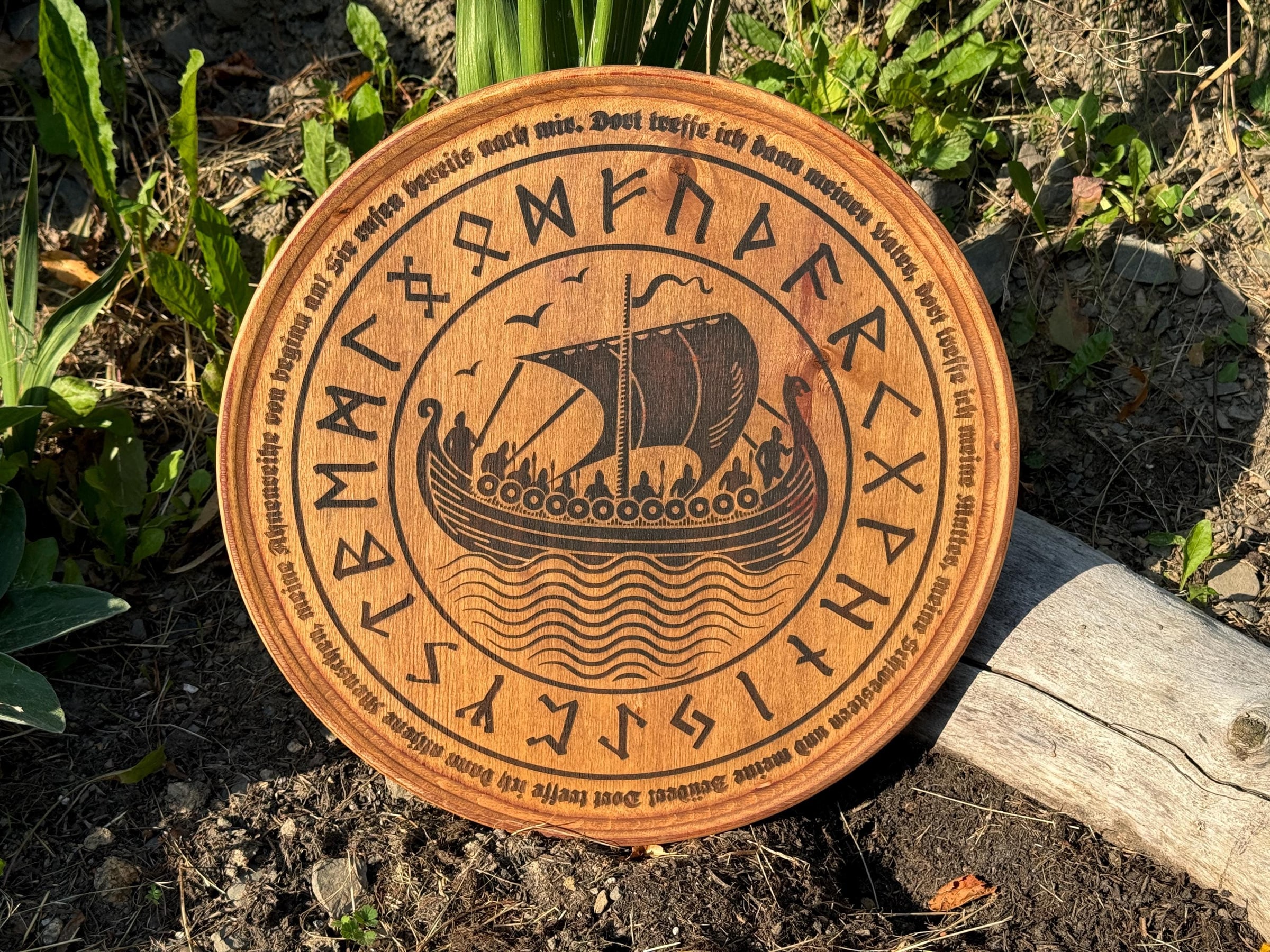 Wikinger Wandbild aus Holz mit Runenkreis und Wikingergebet – Produktansicht