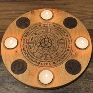 Rad des Jahres Teelichthalter aus Holz – Wicca Altar Deko – Produktansicht