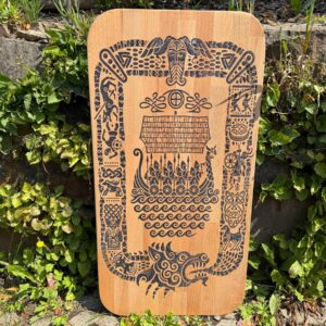 Wikinger Wandbild aus Holz – Drachenboot mit Runen – Produktansicht