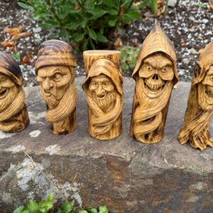 Handgeschnitzter Waldgeist aus Holz, geflämmt, Unikat für Altar & spirituelle Deko – Produktansicht
