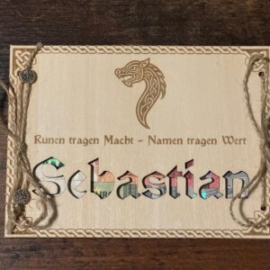 Personalisiertes Geldgeschenk aus Holz • Nordische Namenskarte • Geschenkidee Geburtstag • Mit Namen graviert – Produktansicht