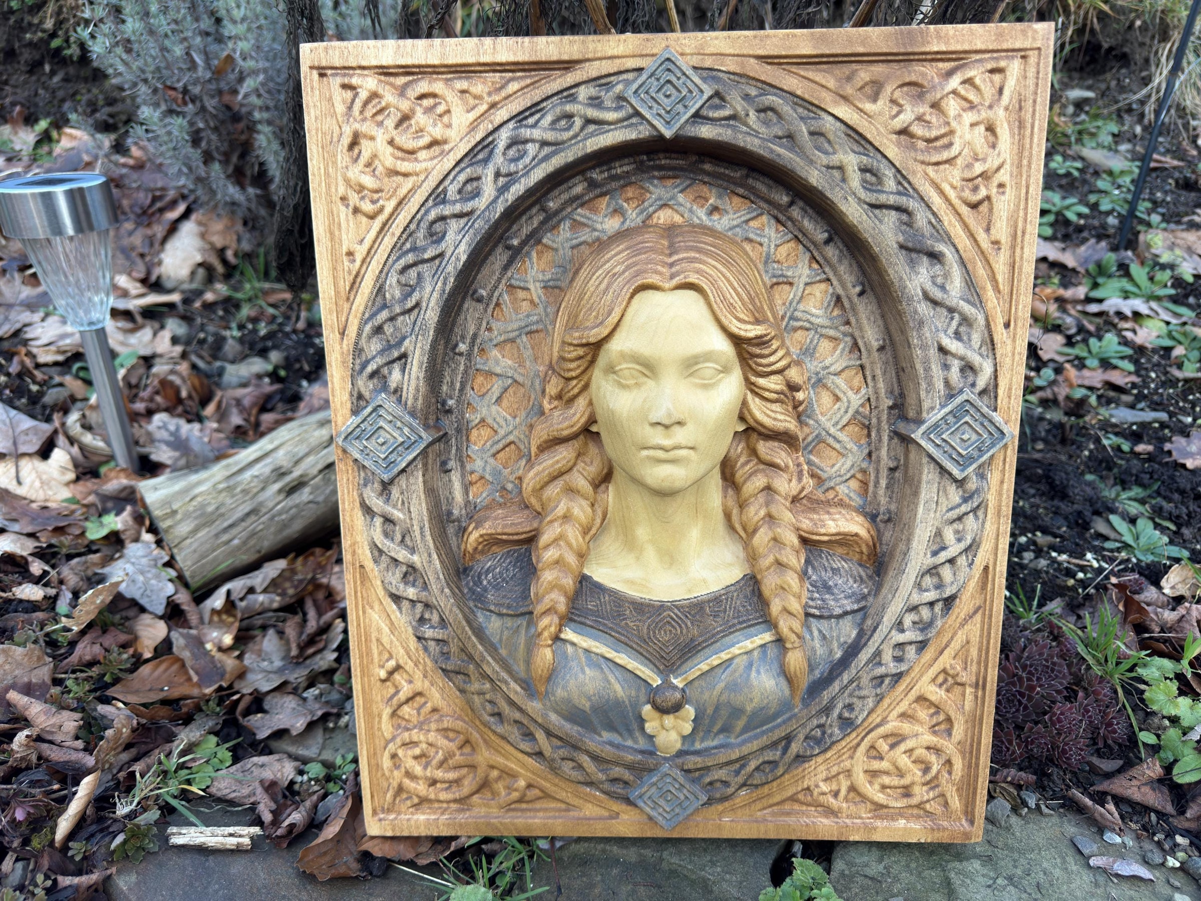 Freya Wandbild aus Holz – nordische Göttin als Holzrelief – Produktansicht