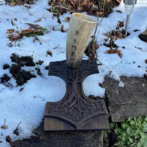 Mjölnir Trinkhornständer aus Holz – Thors Hammer mit Yggdrasil – Produktansicht