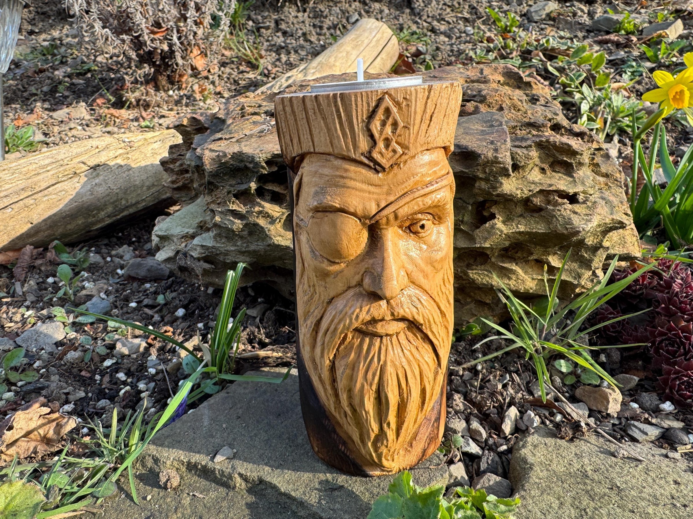 Odin Teelichthalter aus Holz – handgeschnitzte Wikinger Deko und Altarfigur – Produktansicht