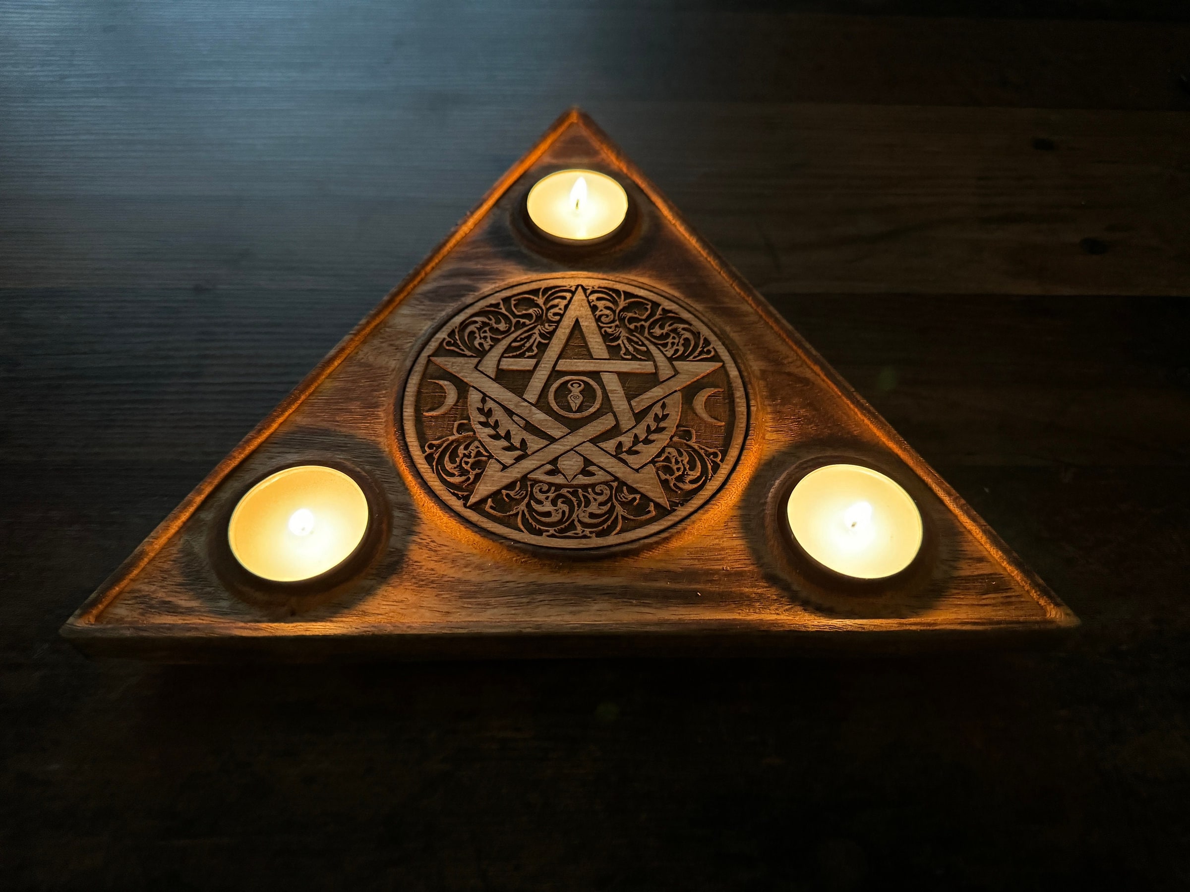 Triple Moon Teelichthalter aus Holz – Wicca Altarlicht mit Pentagramm | Pagan Deko – weitere Produktansicht