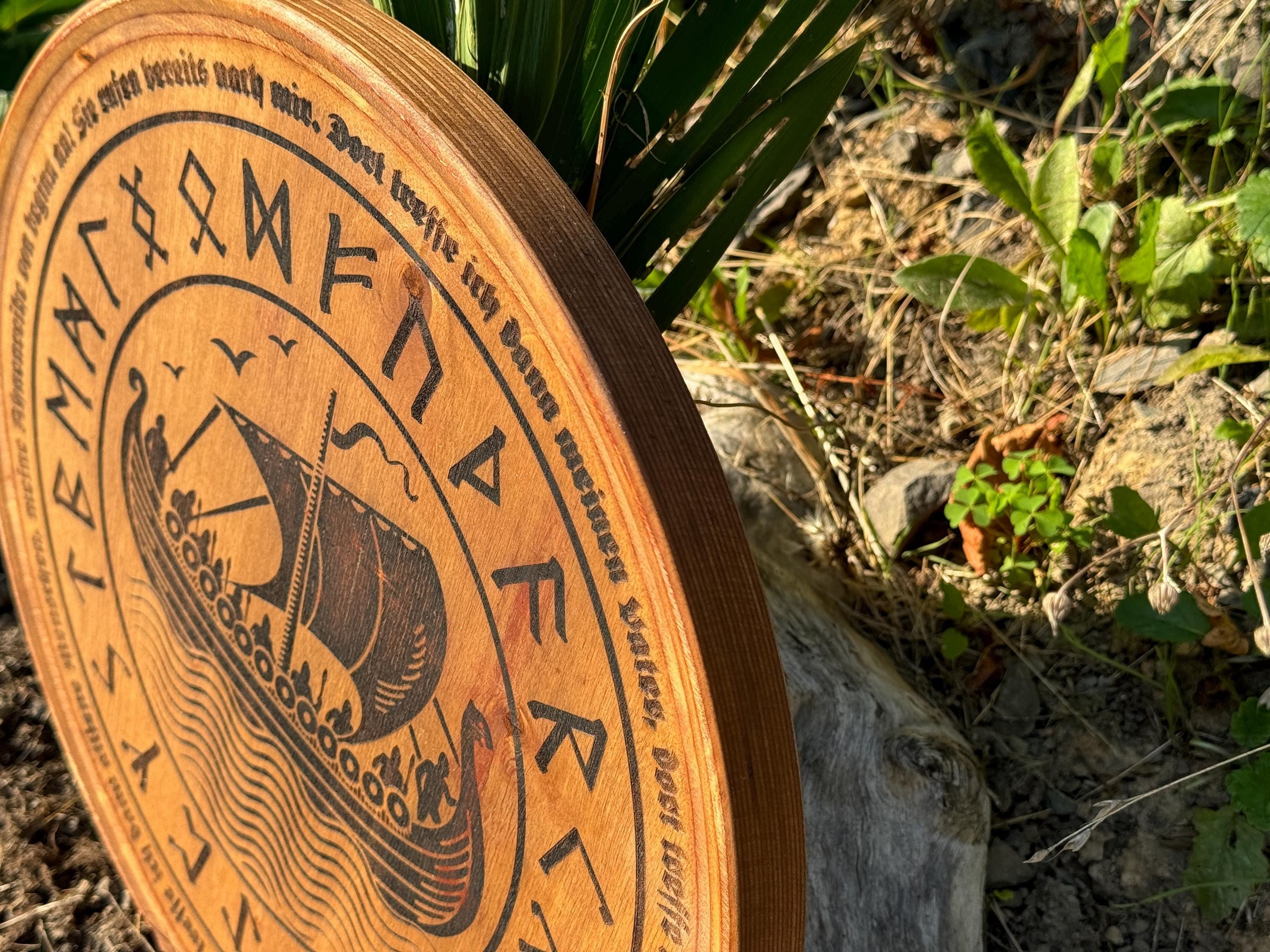 Wikinger Wandbild aus Holz mit Runenkreis und Wikingergebet – weitere Produktansicht