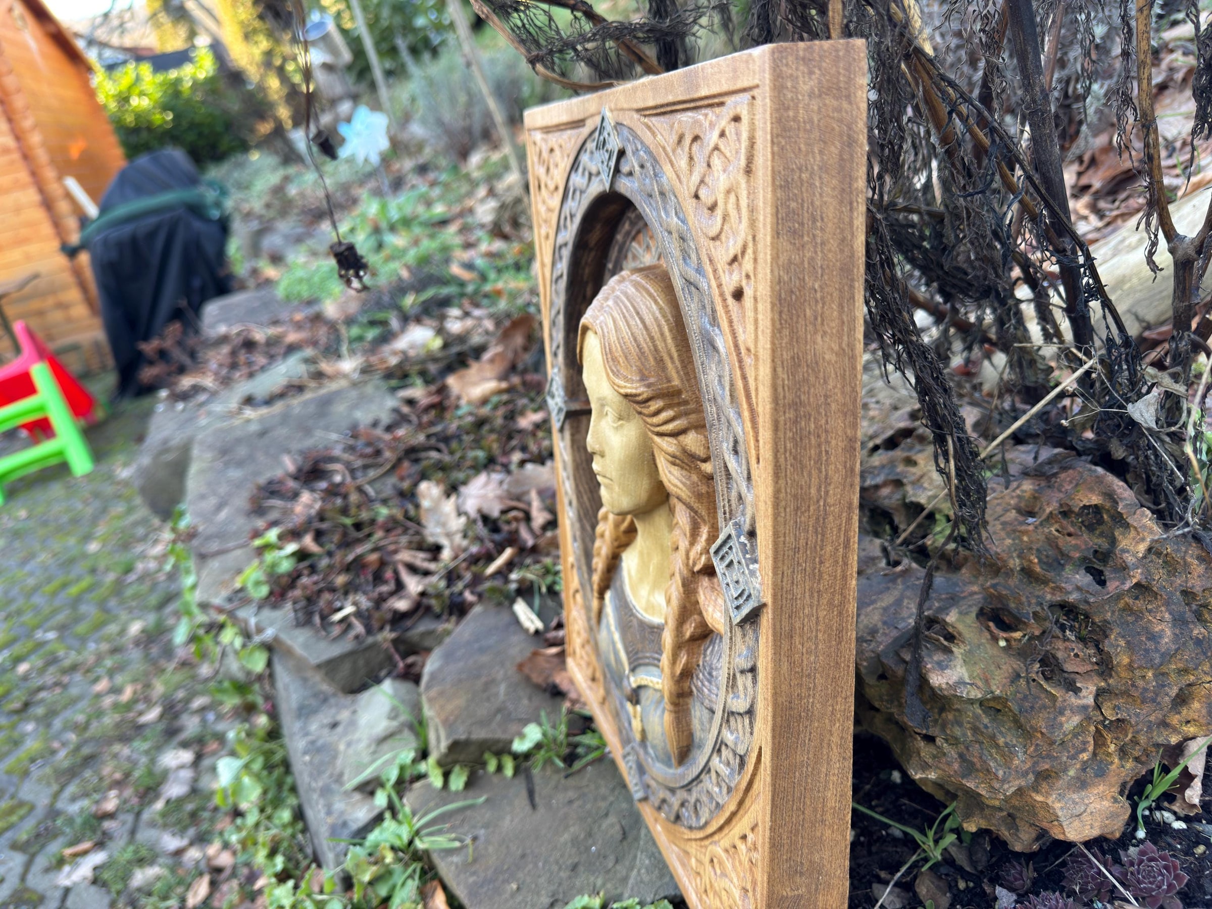 Freya Wandbild aus Holz – nordische Göttin als Holzrelief – weitere Produktansicht