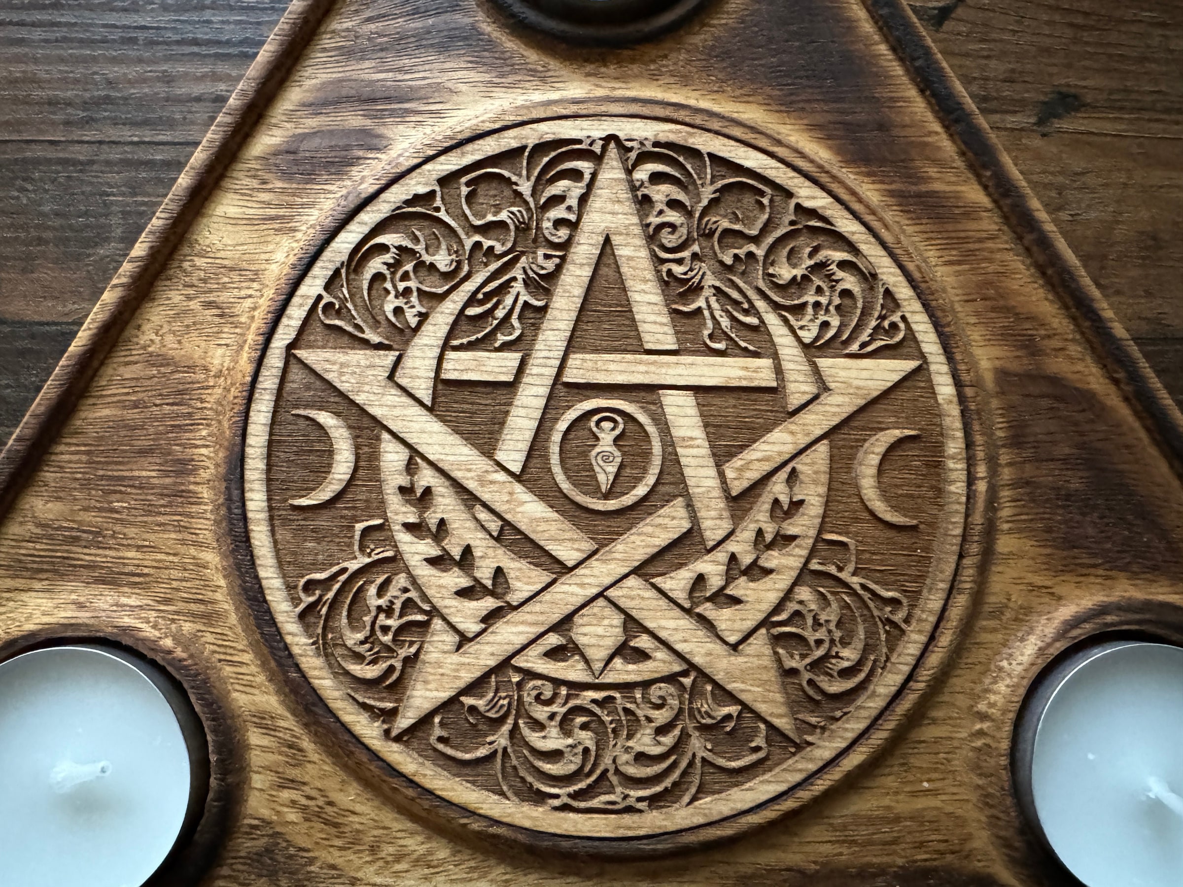 Triple Moon Teelichthalter aus Holz – Wicca Altarlicht mit Pentagramm | Pagan Deko – weitere Produktansicht