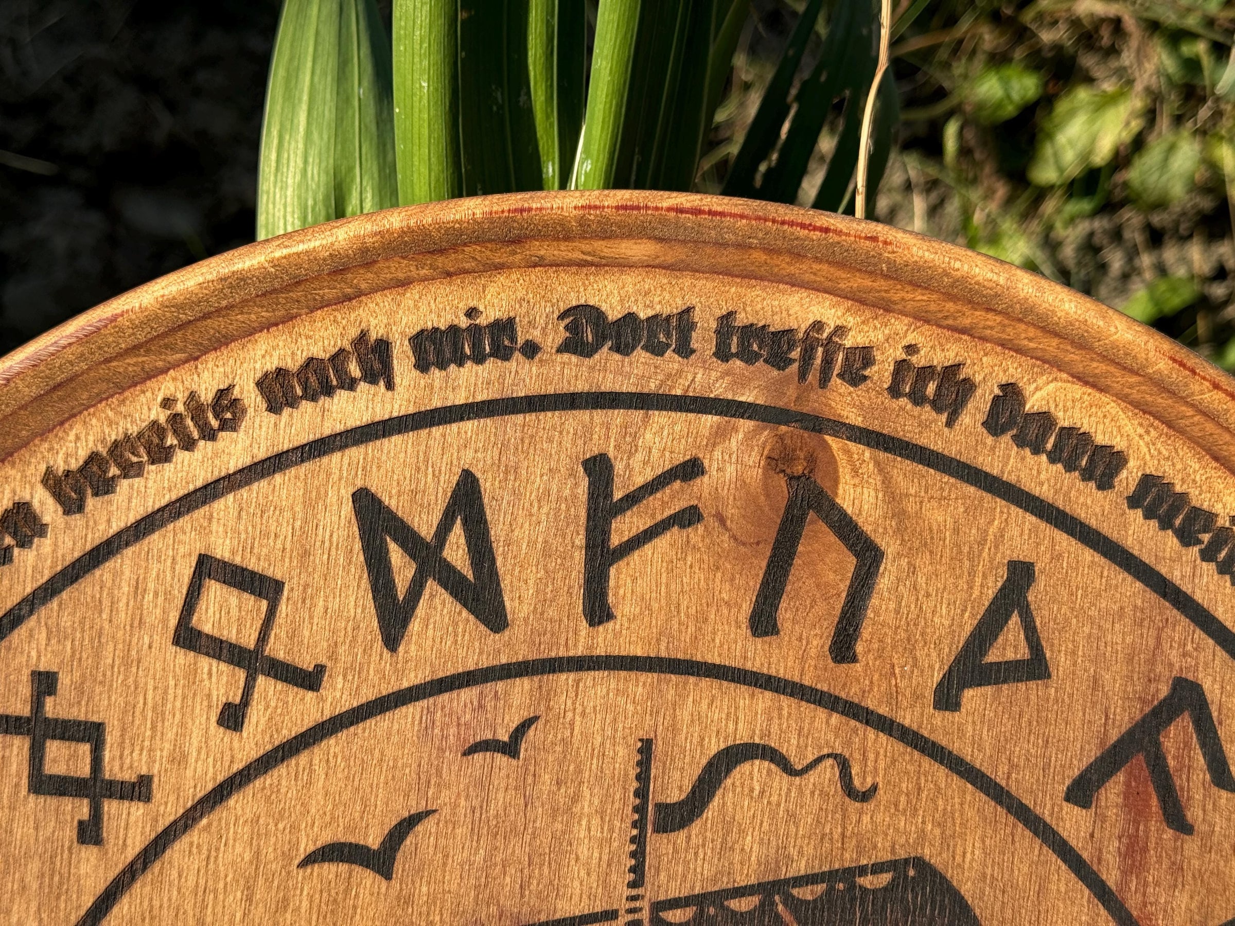 Wikinger Wandbild aus Holz mit Runenkreis und Wikingergebet – weitere Produktansicht