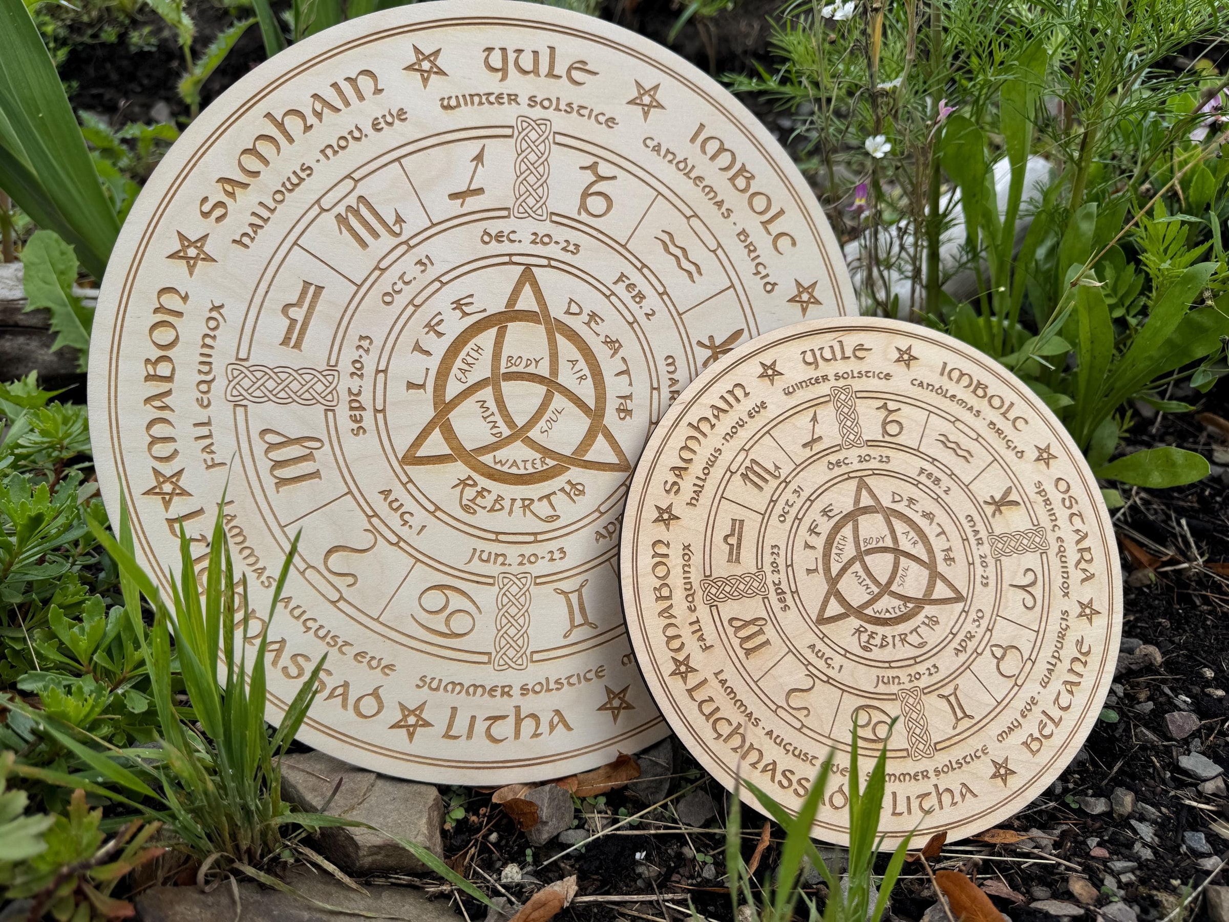 Rad des Jahres aus Holz mit Ständer – Wicca Altar Deko und Sabbatkalender – weitere Produktansicht