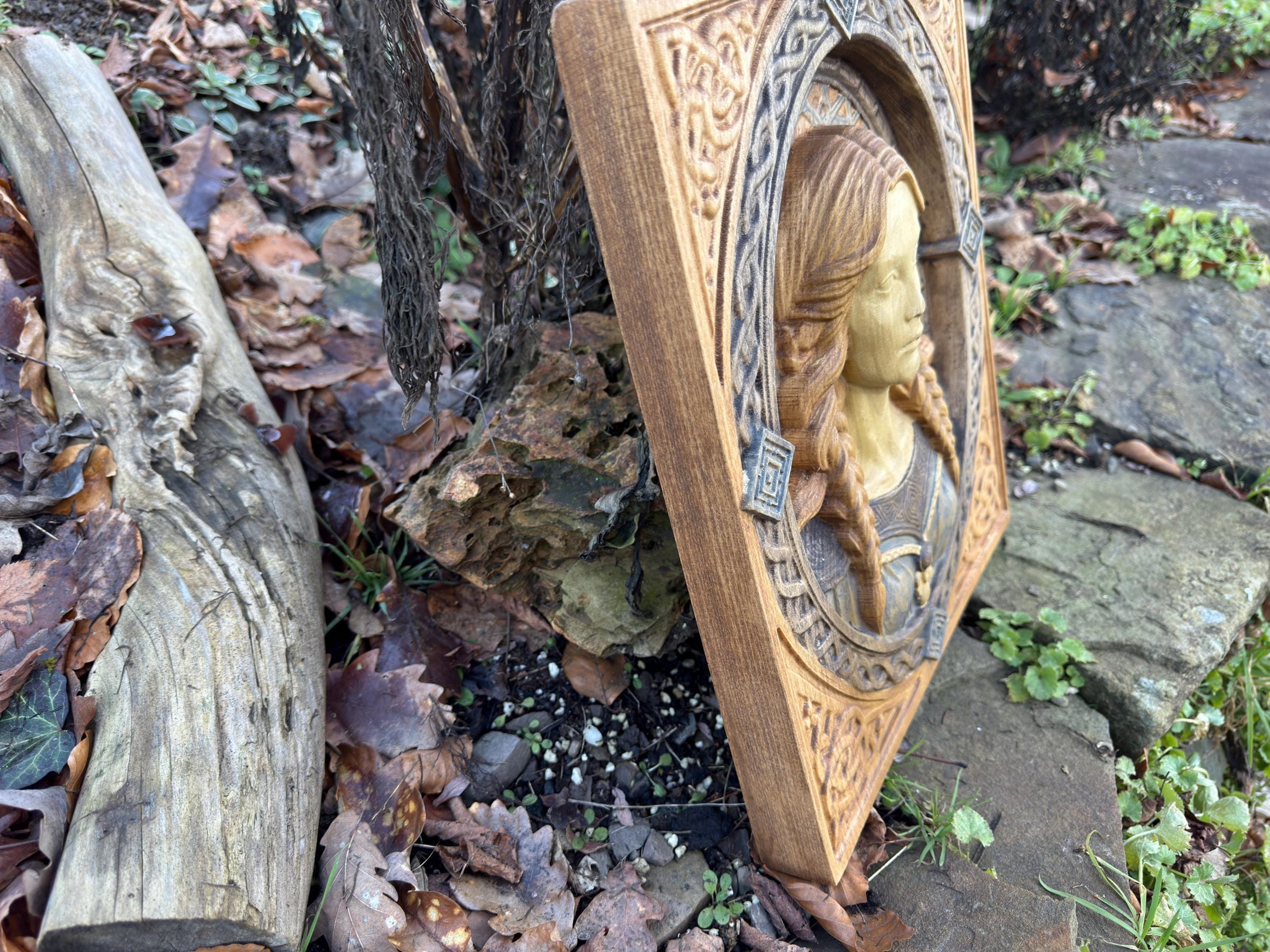 Freya Wandbild aus Holz – nordische Göttin als Holzrelief – weitere Produktansicht