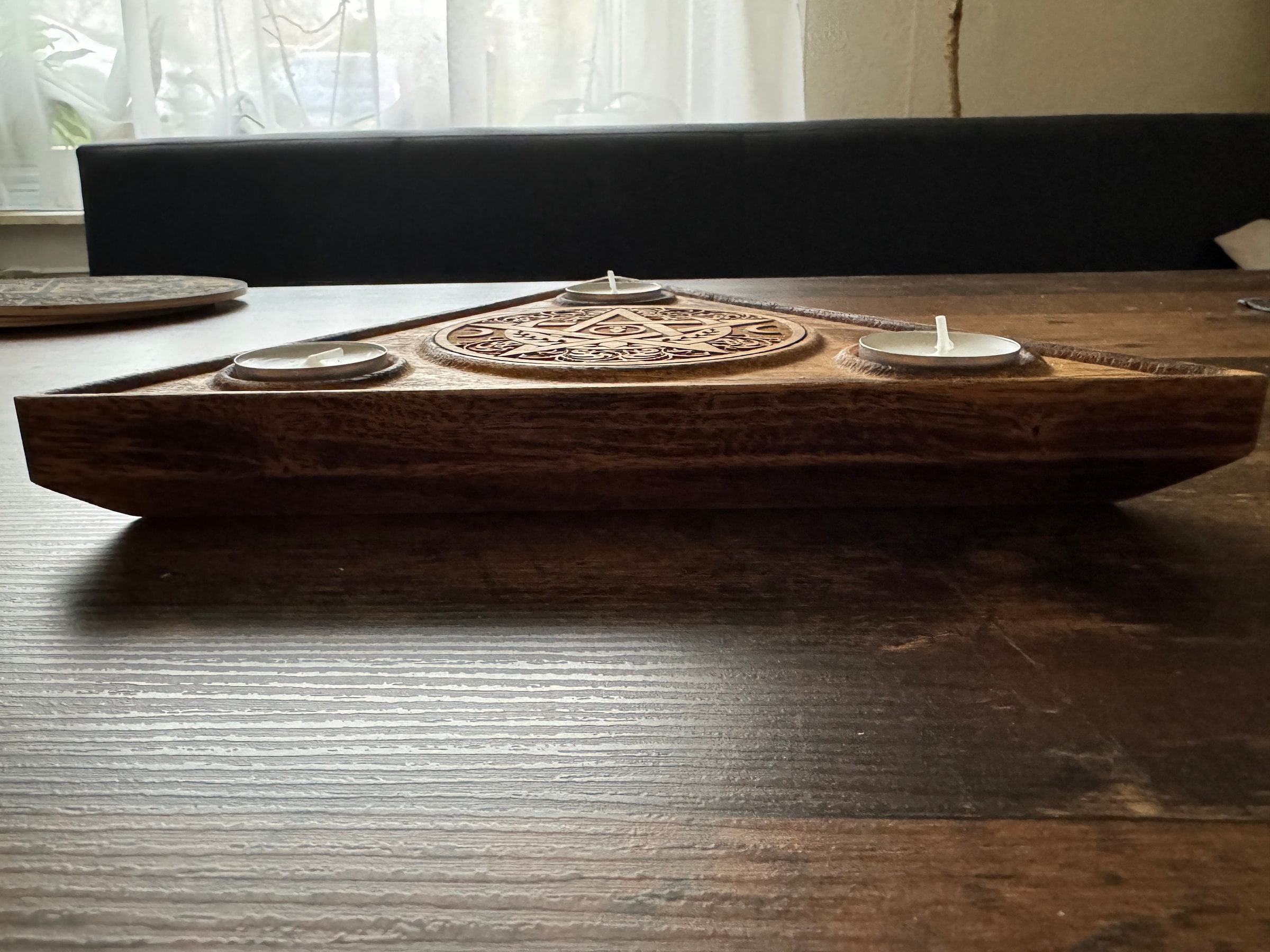 Triple Moon Teelichthalter aus Holz – Wicca Altarlicht mit Pentagramm | Pagan Deko – weitere Produktansicht