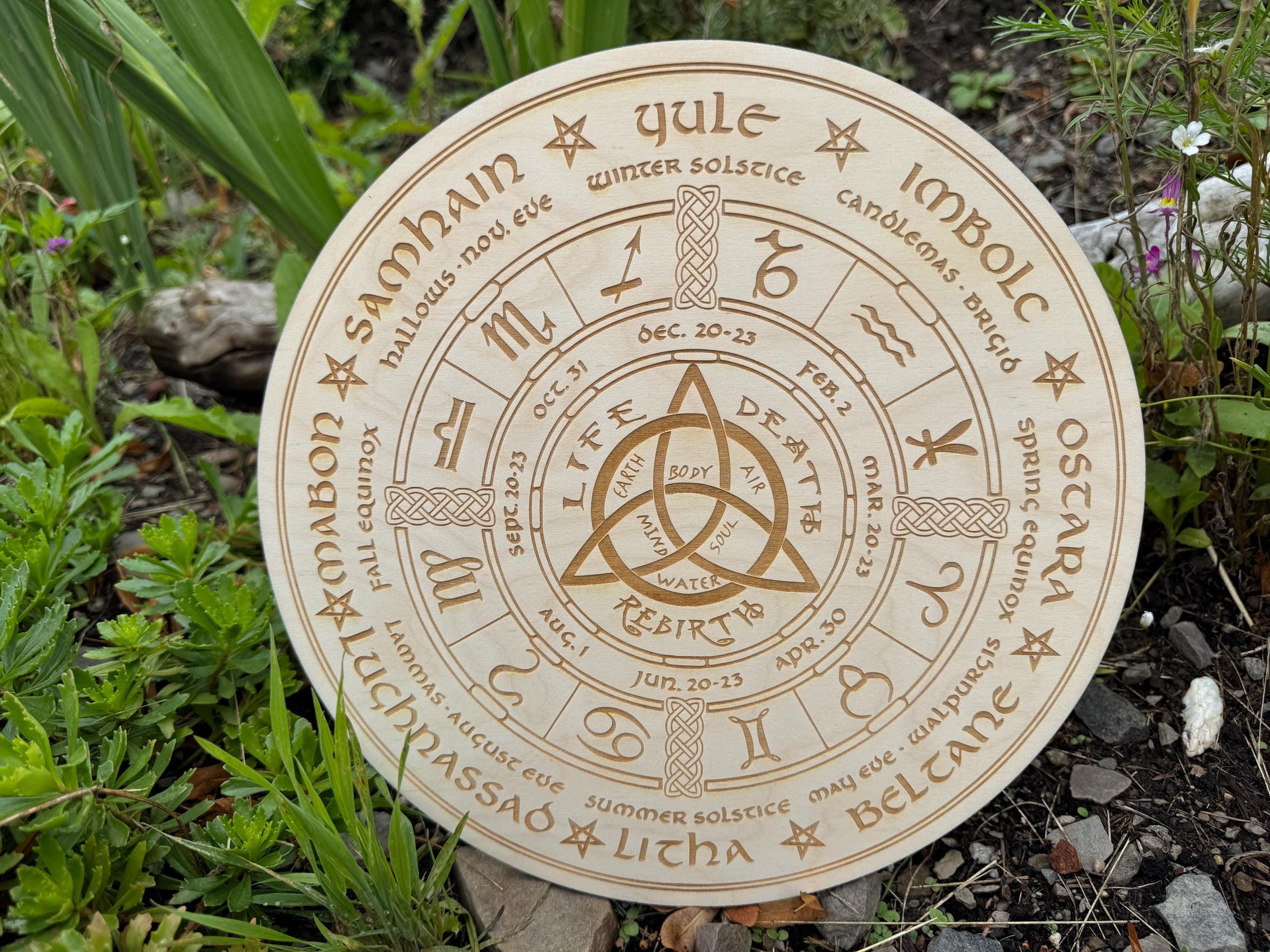 Rad des Jahres aus Holz mit Ständer – Wicca Altar Deko und Sabbatkalender – weitere Produktansicht