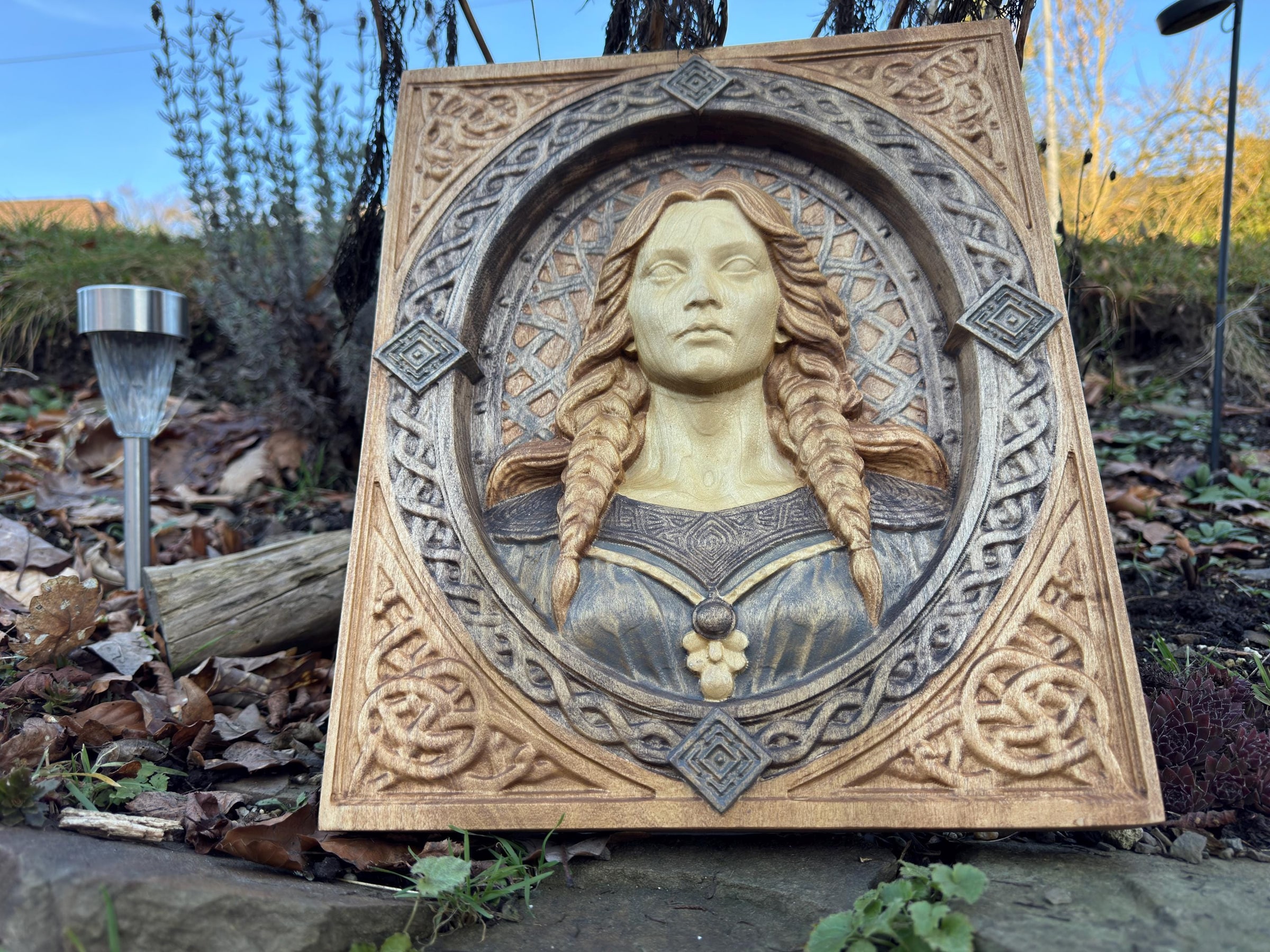 Freya Wandbild aus Holz – nordische Göttin als Holzrelief – weitere Produktansicht