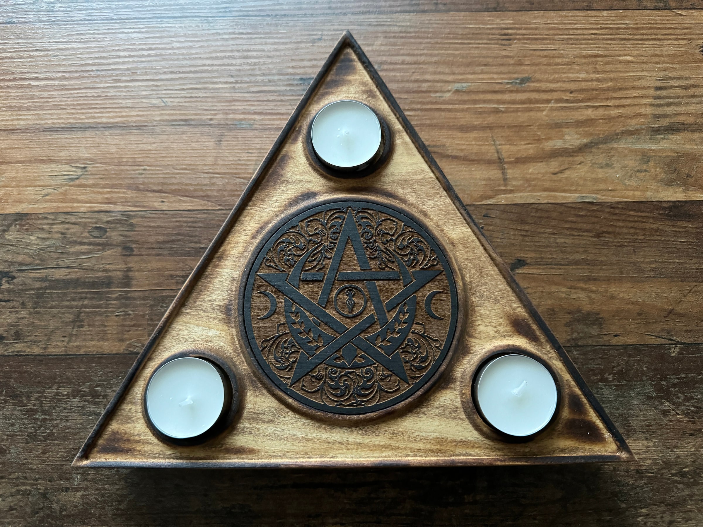Triple Moon Teelichthalter aus Holz – Wicca Altarlicht mit Pentagramm | Pagan Deko – weitere Produktansicht