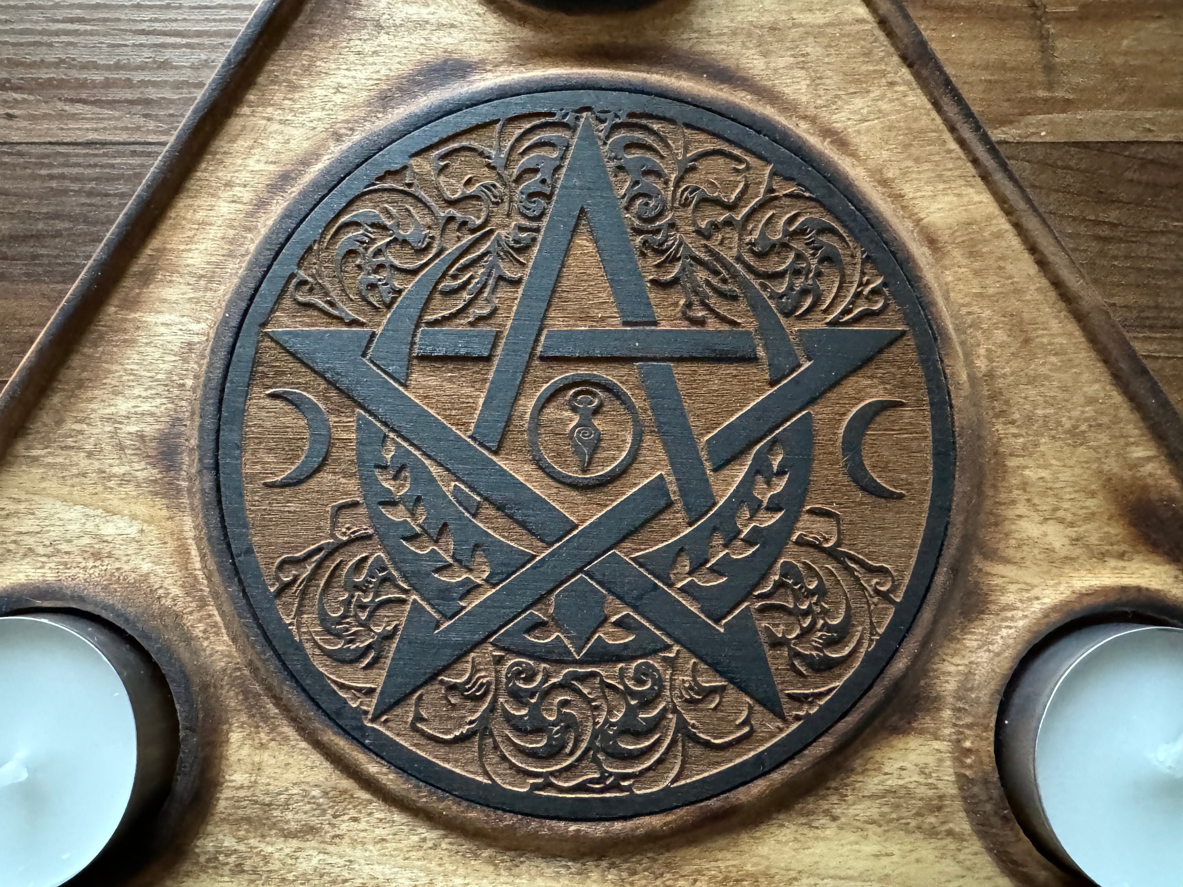 Triple Moon Teelichthalter aus Holz – Wicca Altarlicht mit Pentagramm | Pagan Deko – weitere Produktansicht