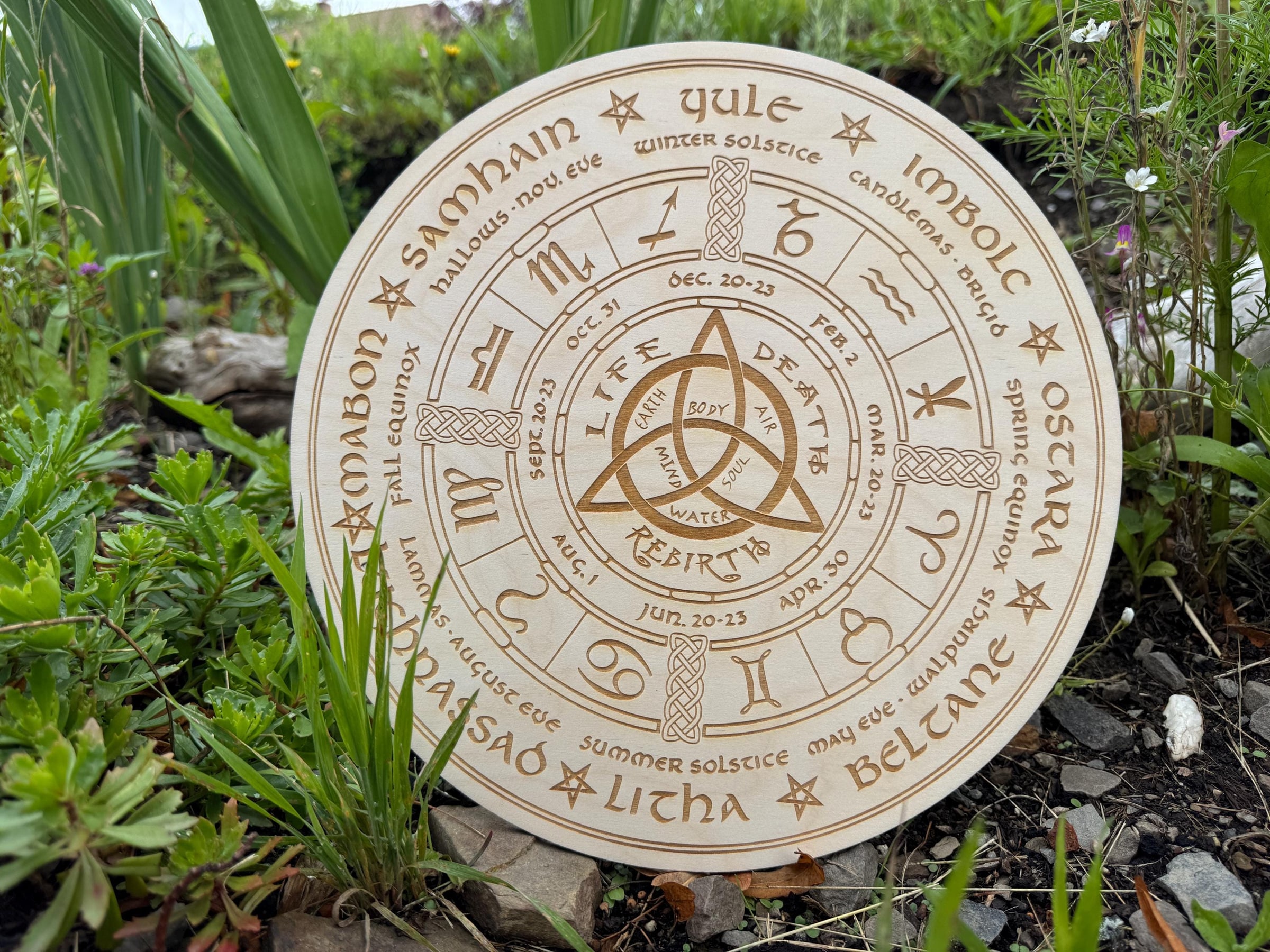 Rad des Jahres aus Holz mit Ständer – Wicca Altar Deko und Sabbatkalender – weitere Produktansicht