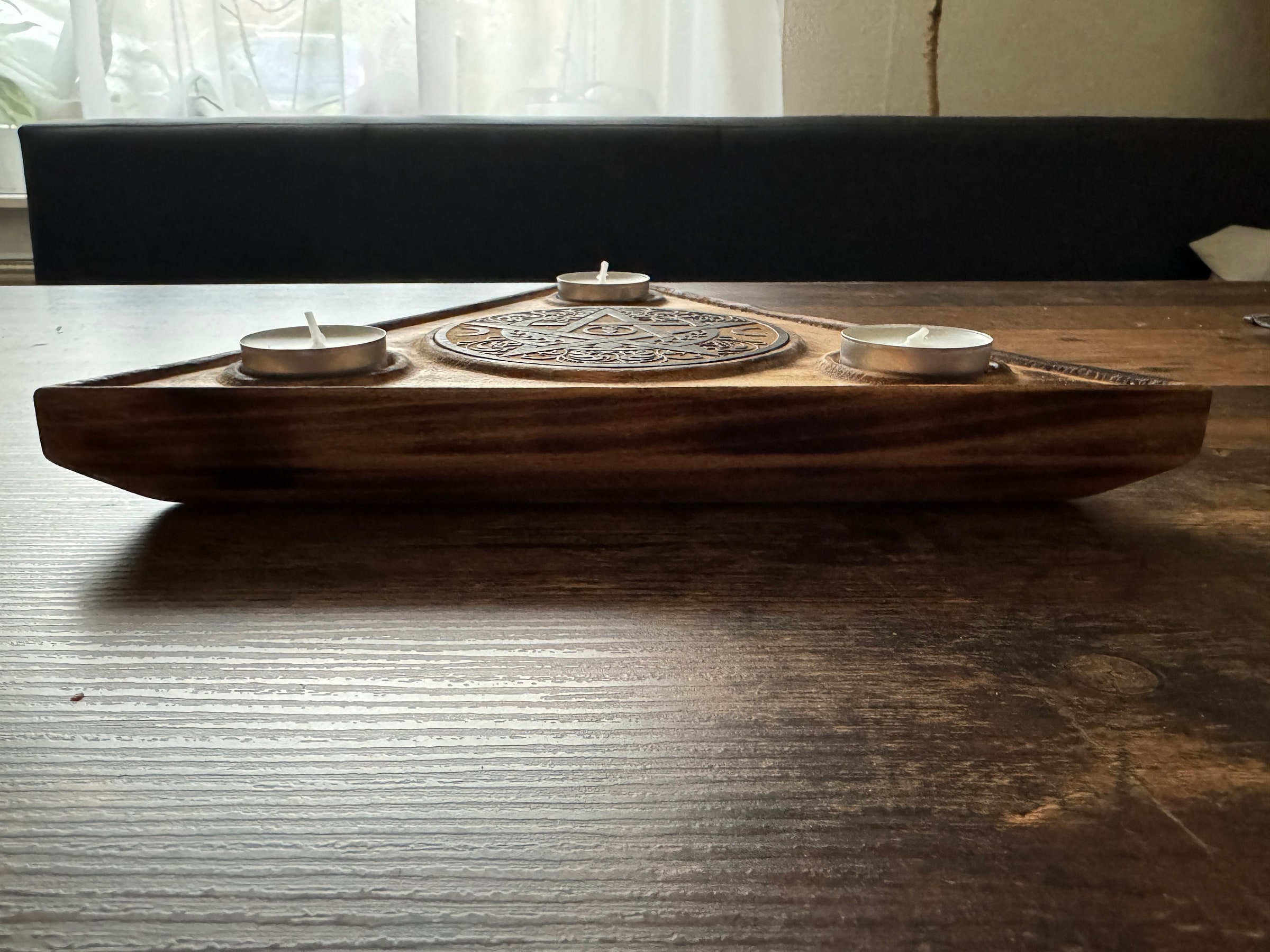 Triple Moon Teelichthalter aus Holz – Wicca Altarlicht mit Pentagramm | Pagan Deko – weitere Produktansicht