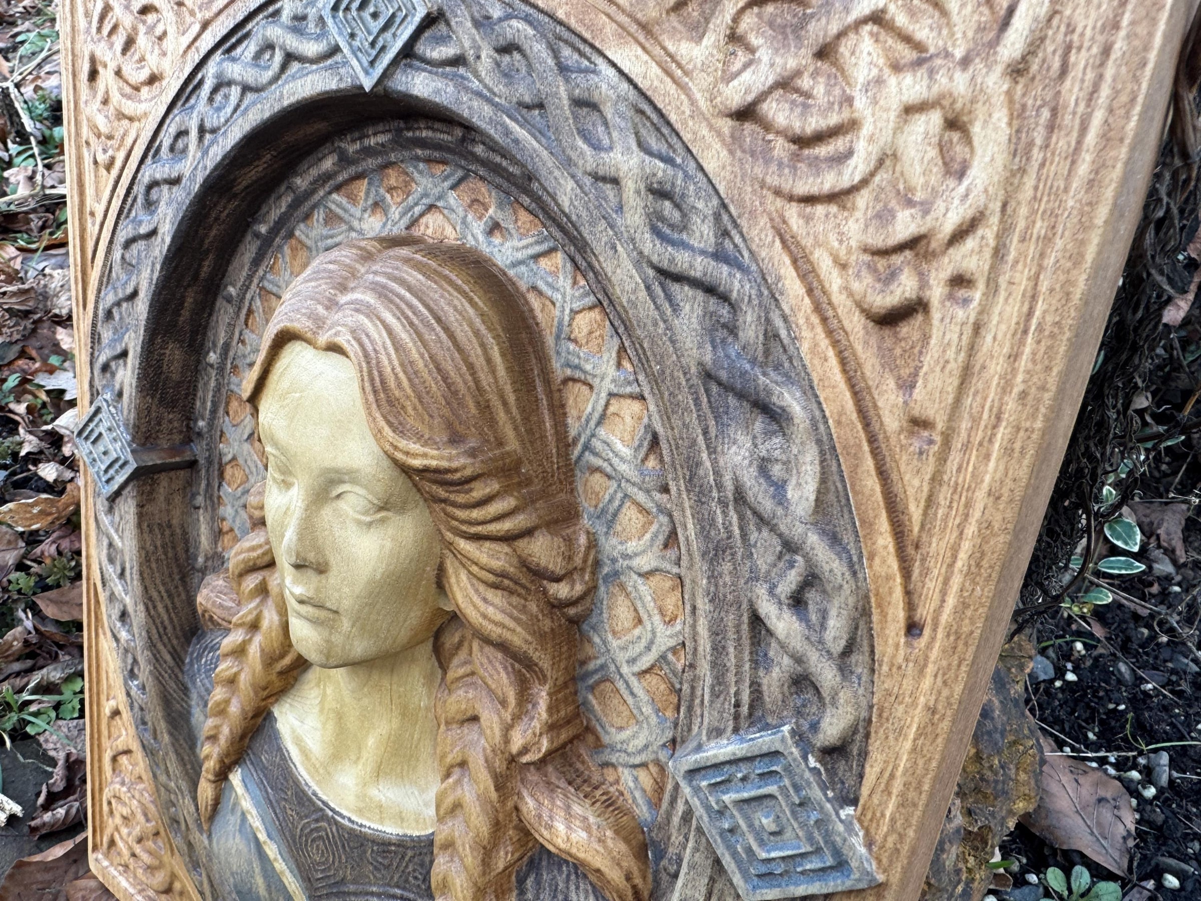 Freya Wandbild aus Holz – nordische Göttin als Holzrelief – weitere Produktansicht