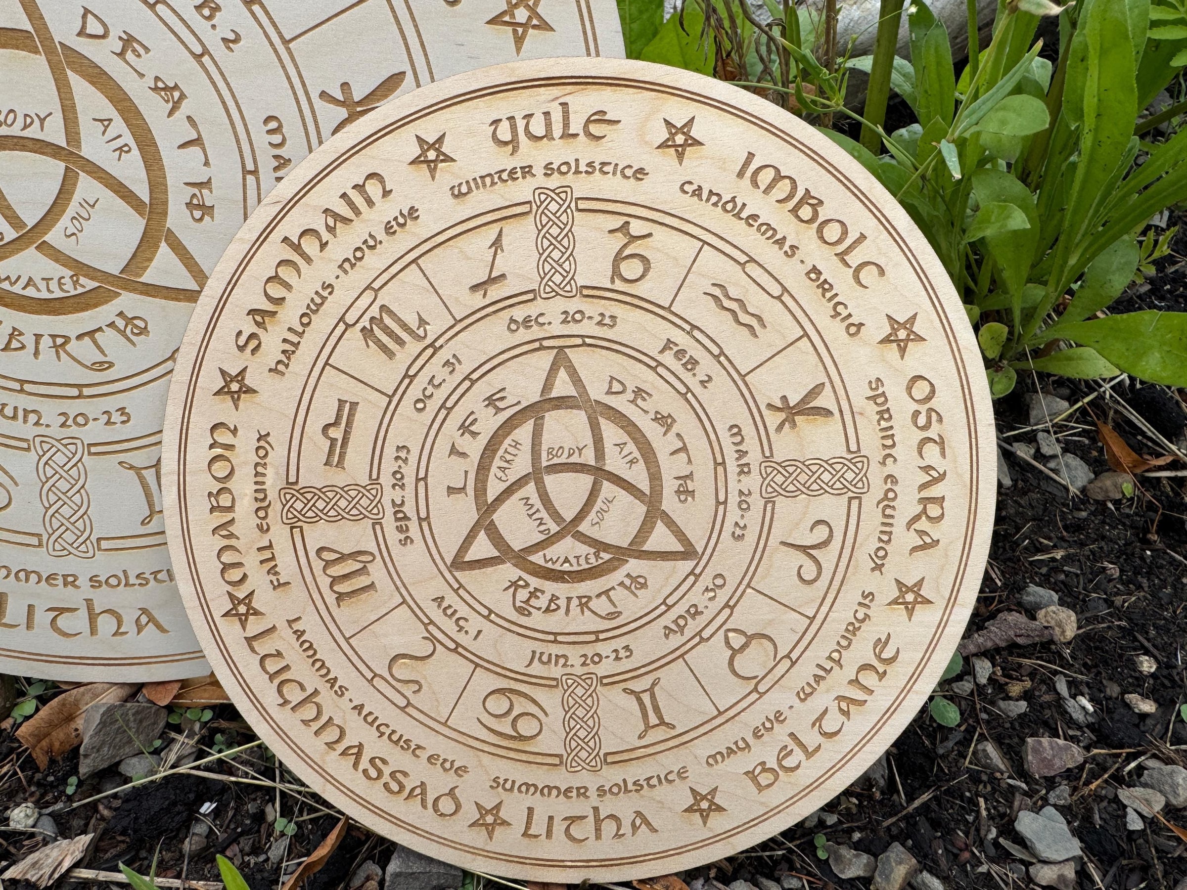 Rad des Jahres aus Holz mit Ständer – Wicca Altar Deko und Sabbatkalender – weitere Produktansicht